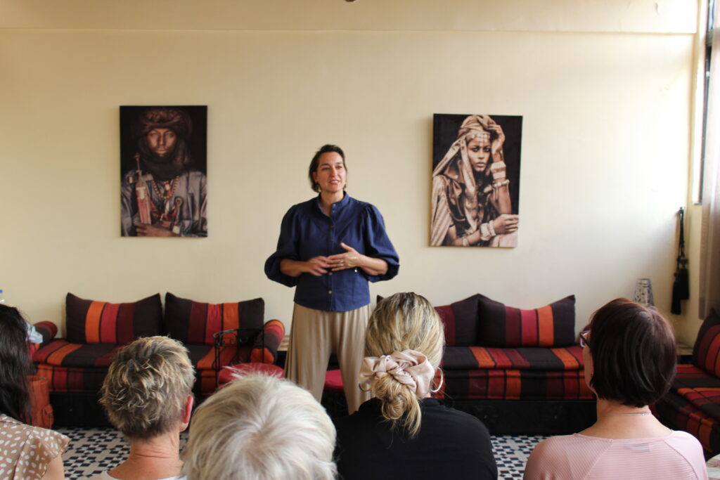 Katinka Riemann spricht im Workshopraum eines Riads in Marrakesch vor der Gruppe