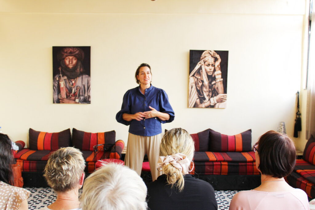 Katinka Riemann spricht im Workshopraum eines Riads in Marrakesch vor der Gruppe