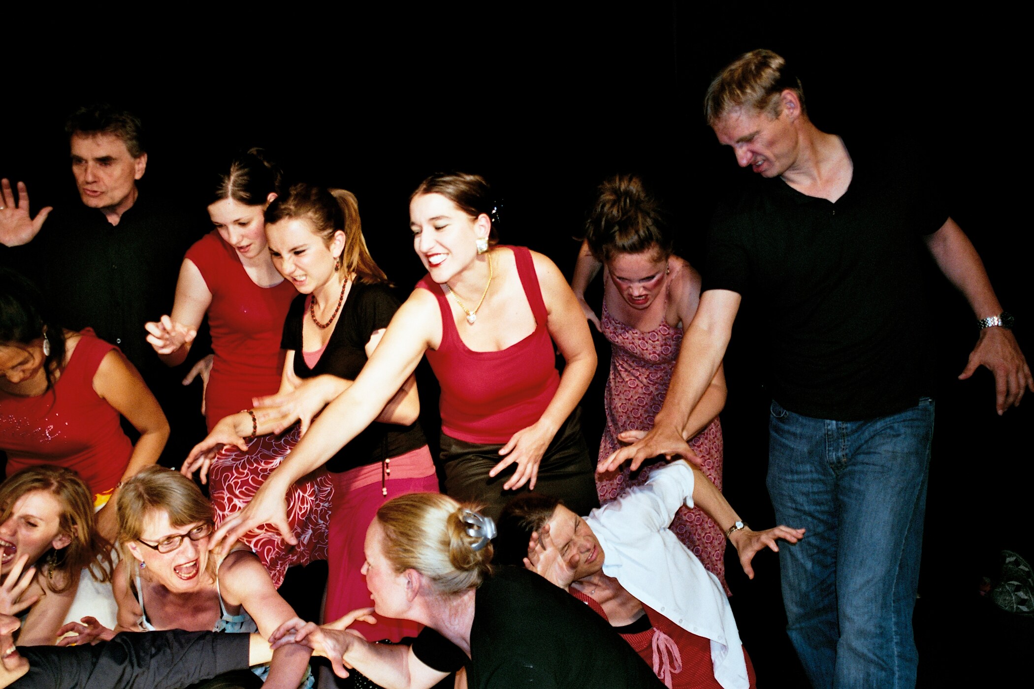 Workshop-Gruppe in einer gemeinsamen Bewegungsübung auf der Bühne
